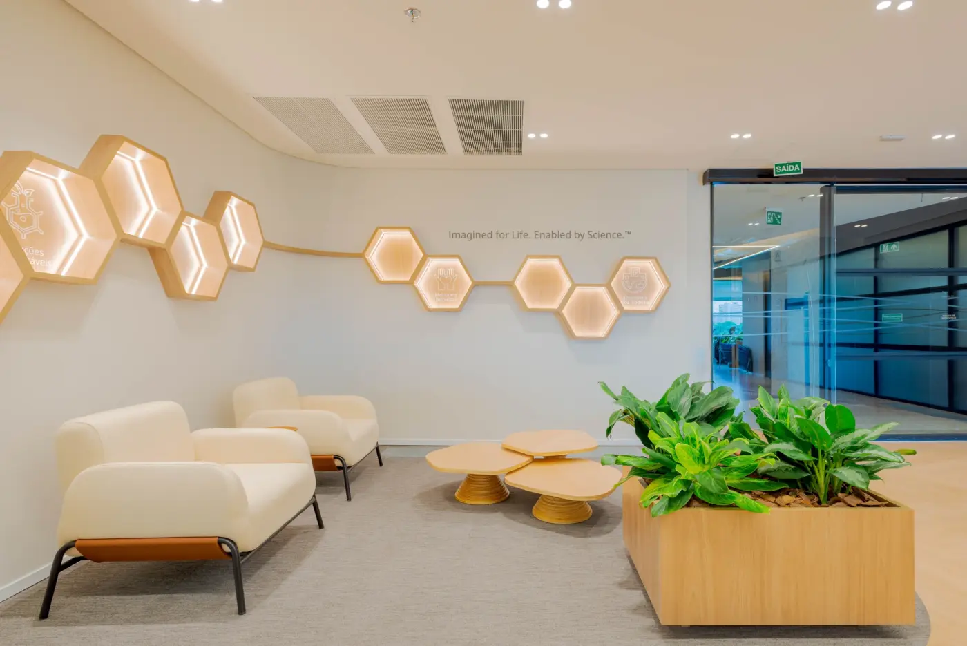 Escritório e laboratório integrados: como a arquitetura corporativa redefine o ambiente de trabalho em São Paulo