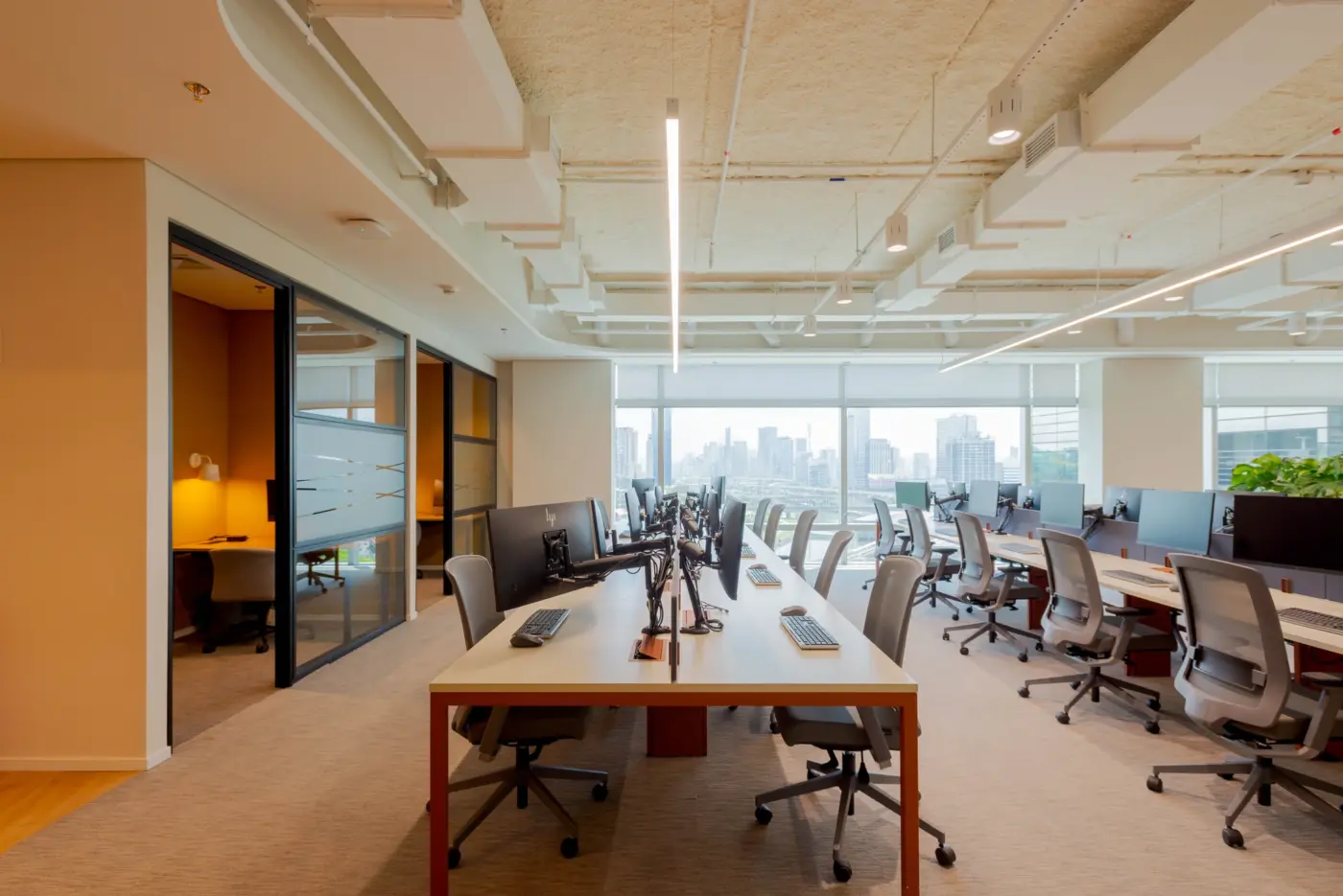 Escritório e laboratório integrados: como a arquitetura corporativa redefine o ambiente de trabalho em São Paulo