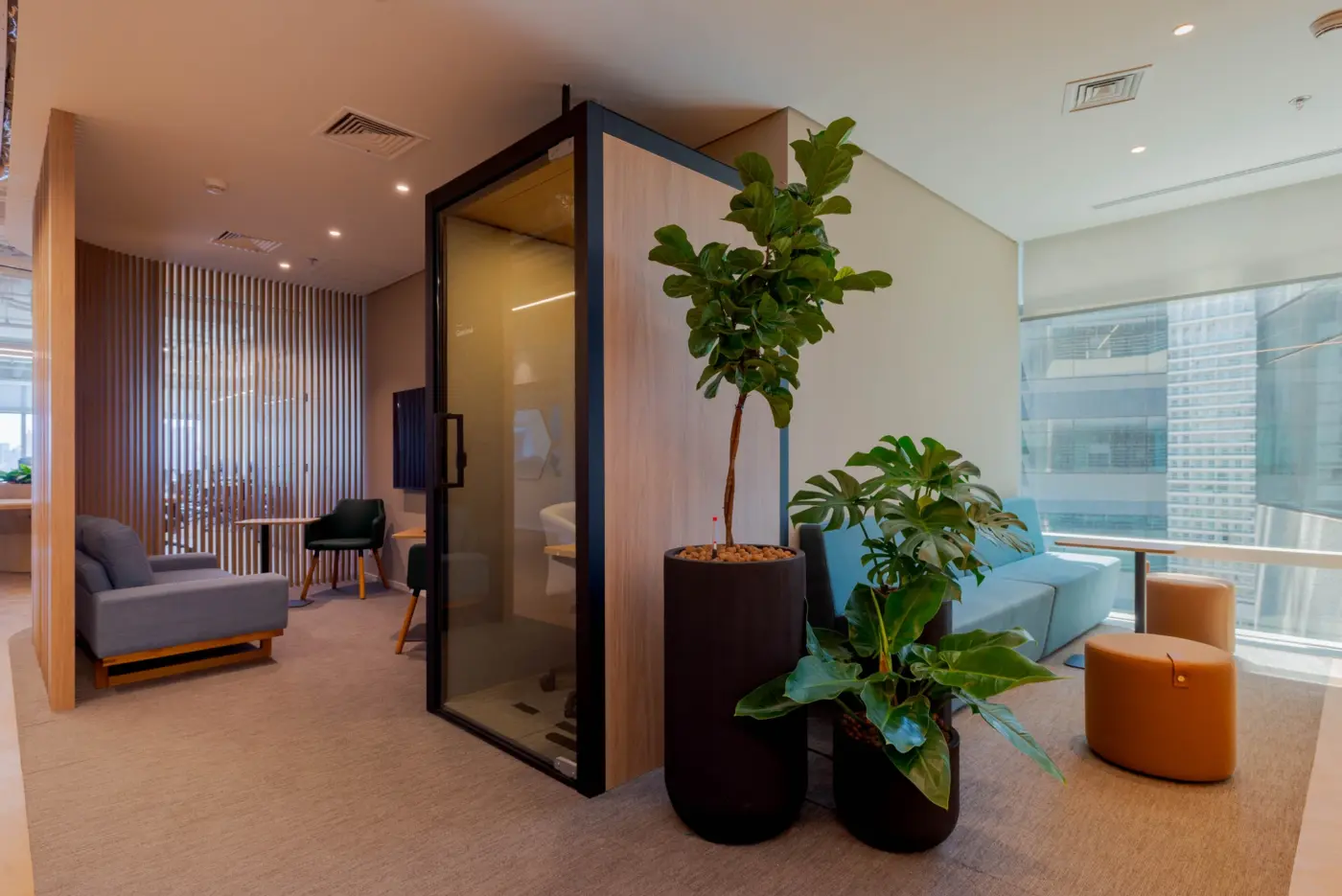 Escritório e laboratório integrados: como a arquitetura corporativa redefine o ambiente de trabalho em São Paulo