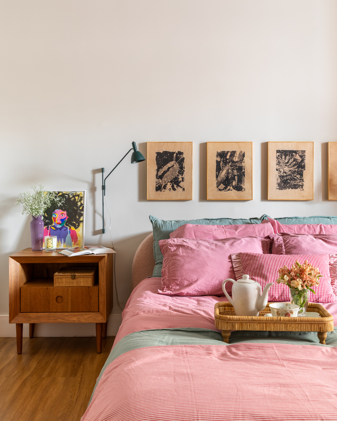 Projeto de Gustavo Hadler reinventa apartamento garden com piscina-fonte e estética boho chic