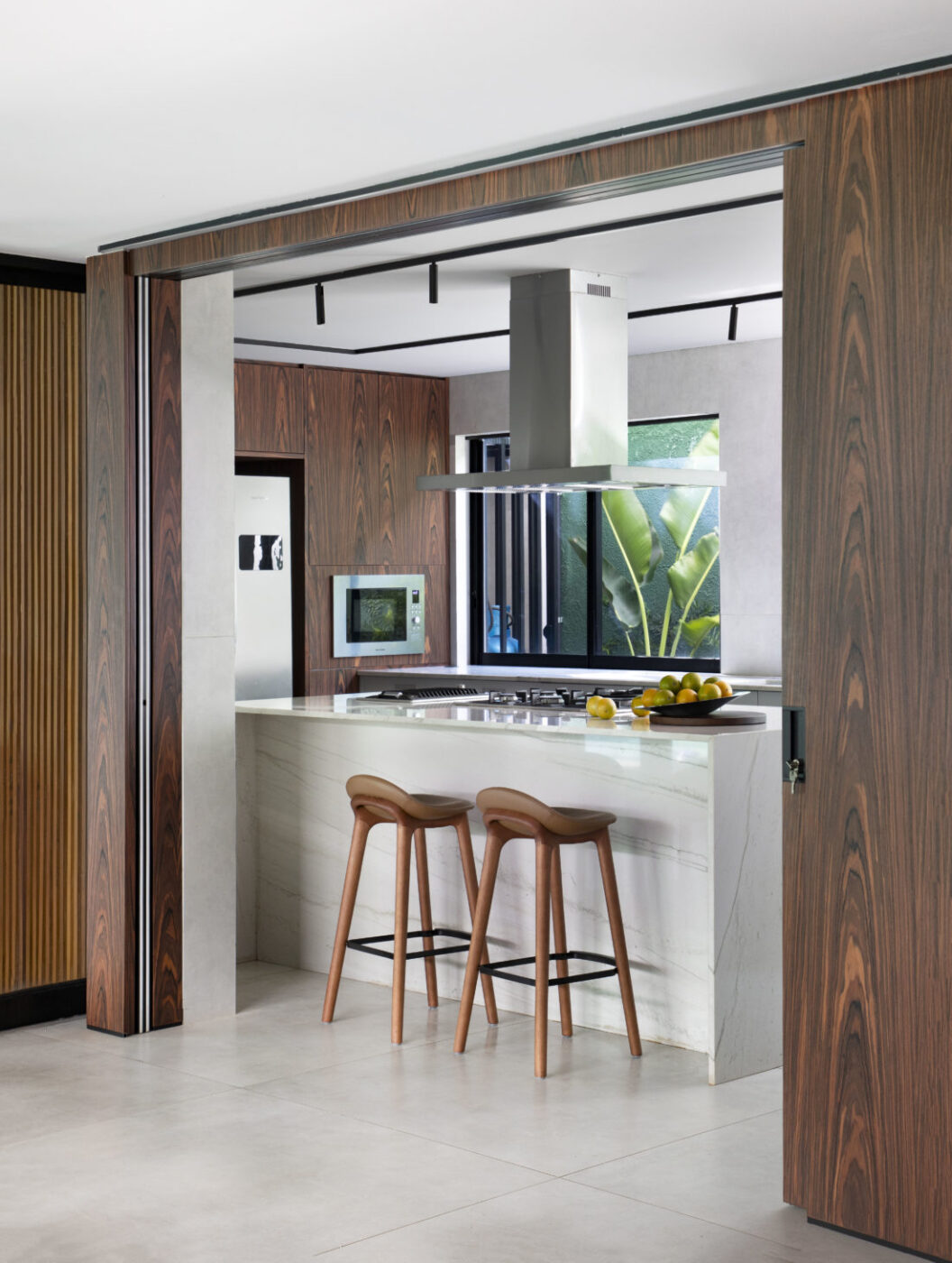 Casa Cubo: reforma transforma imóvel com telhas cerâmicas em residência contemporânea no Maranhão