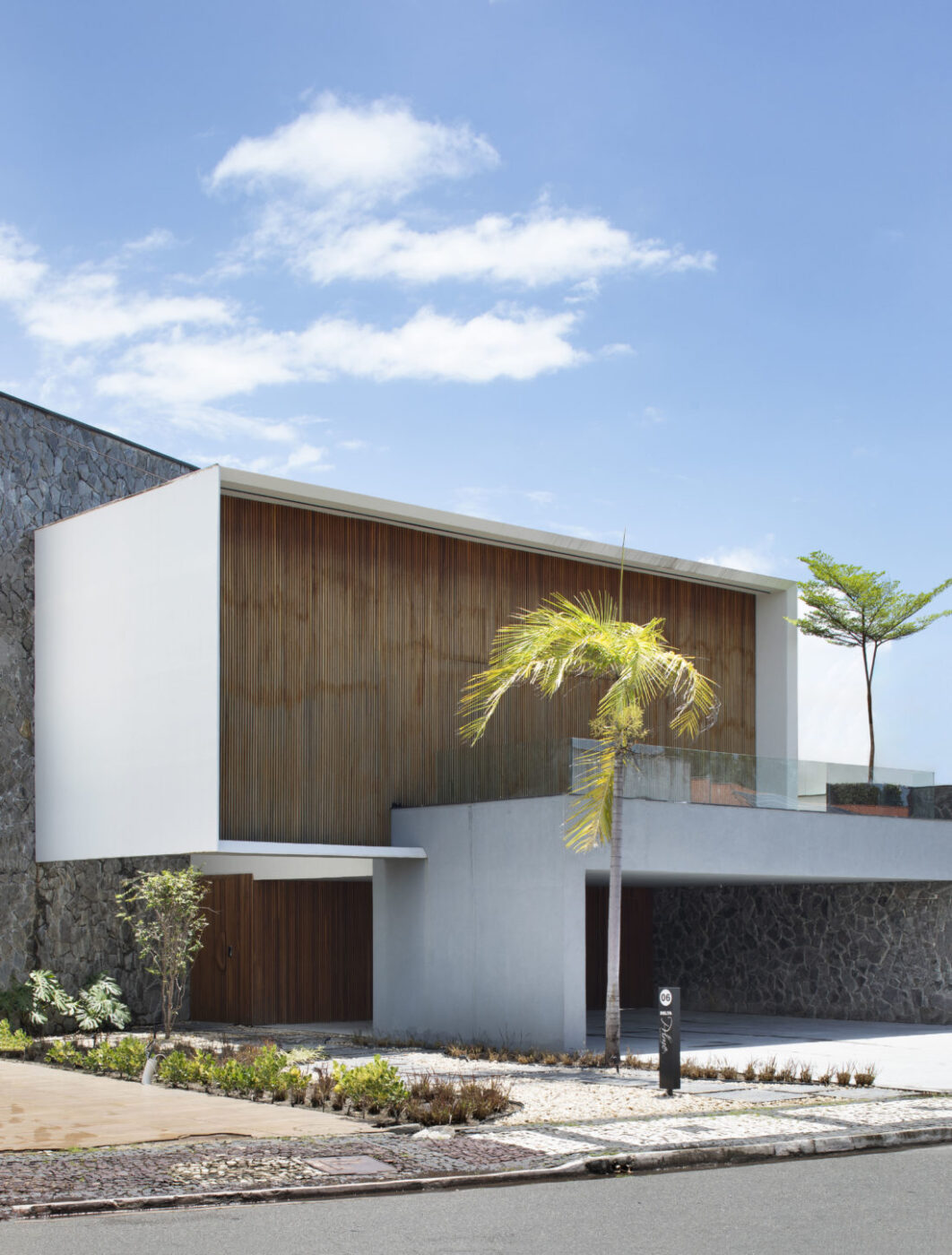 Casa Cubo: reforma transforma imóvel com telhas cerâmicas em residência contemporânea no Maranhão