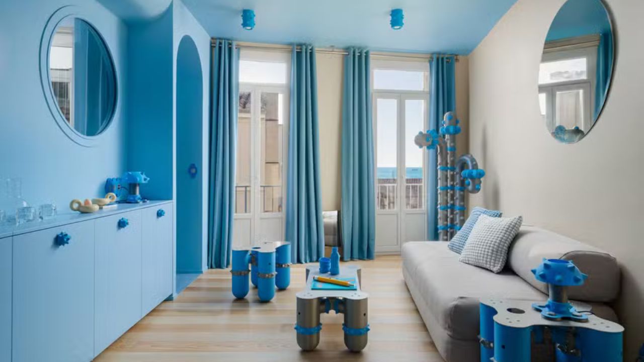 Apartamento azul de 40 m² recria universo de Vinte Mil Léguas Submarinas em pleno litoral francês