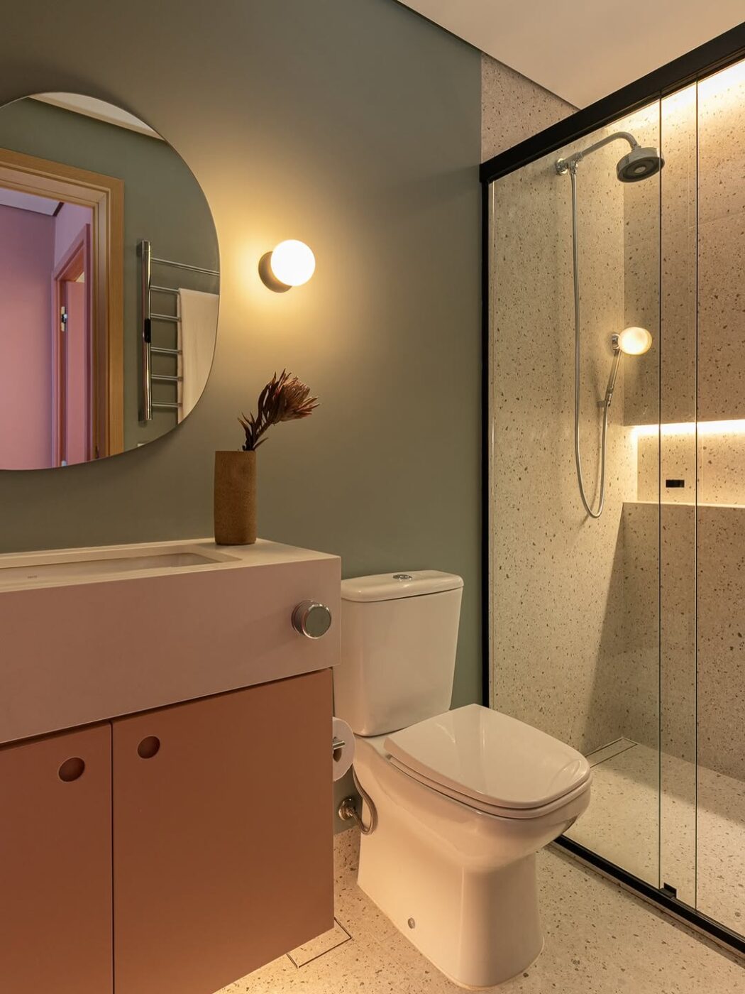 Caixa acoplada ou descarga de válvula: como escolher o sistema certo para o seu banheiro