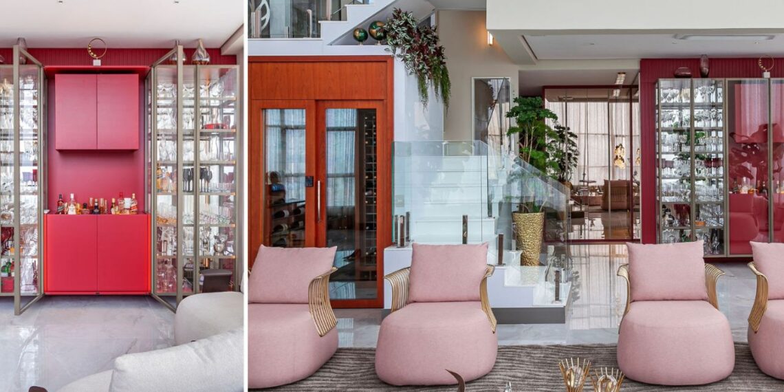 Próxima à adega climatrizada, a cristaleira vermelha e sob medida, projetada pela arquiteta Cristiane Schiavoni, tem na parte central o bar com as bebidas destiladas | Fotos: Carlos Piratininga