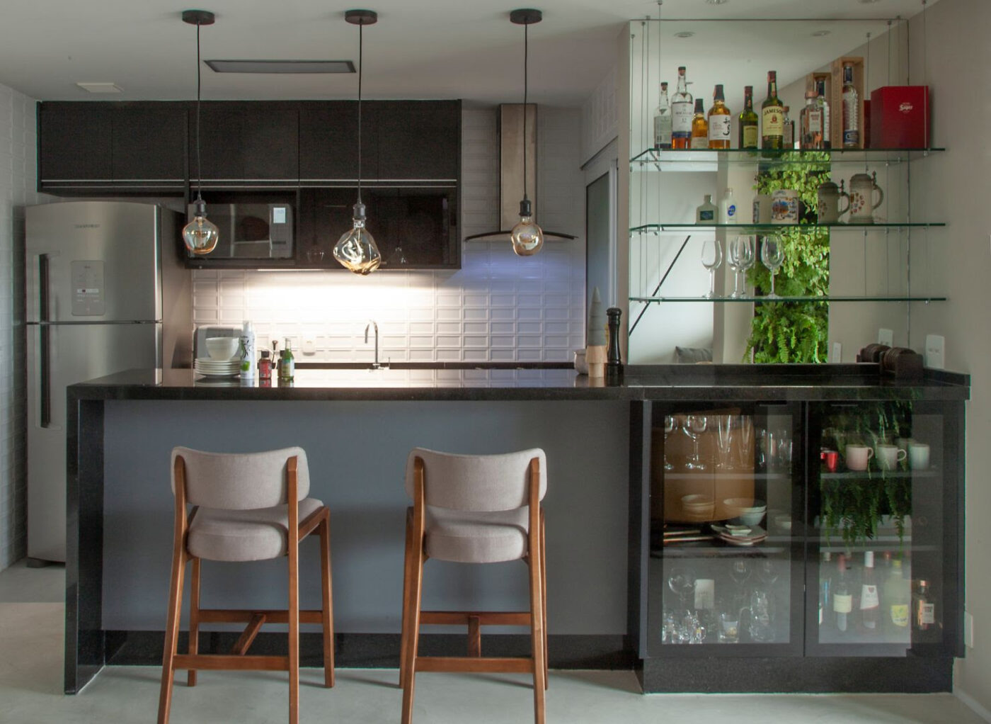 8 inspirações para inserir o bar nos projetos residenciais