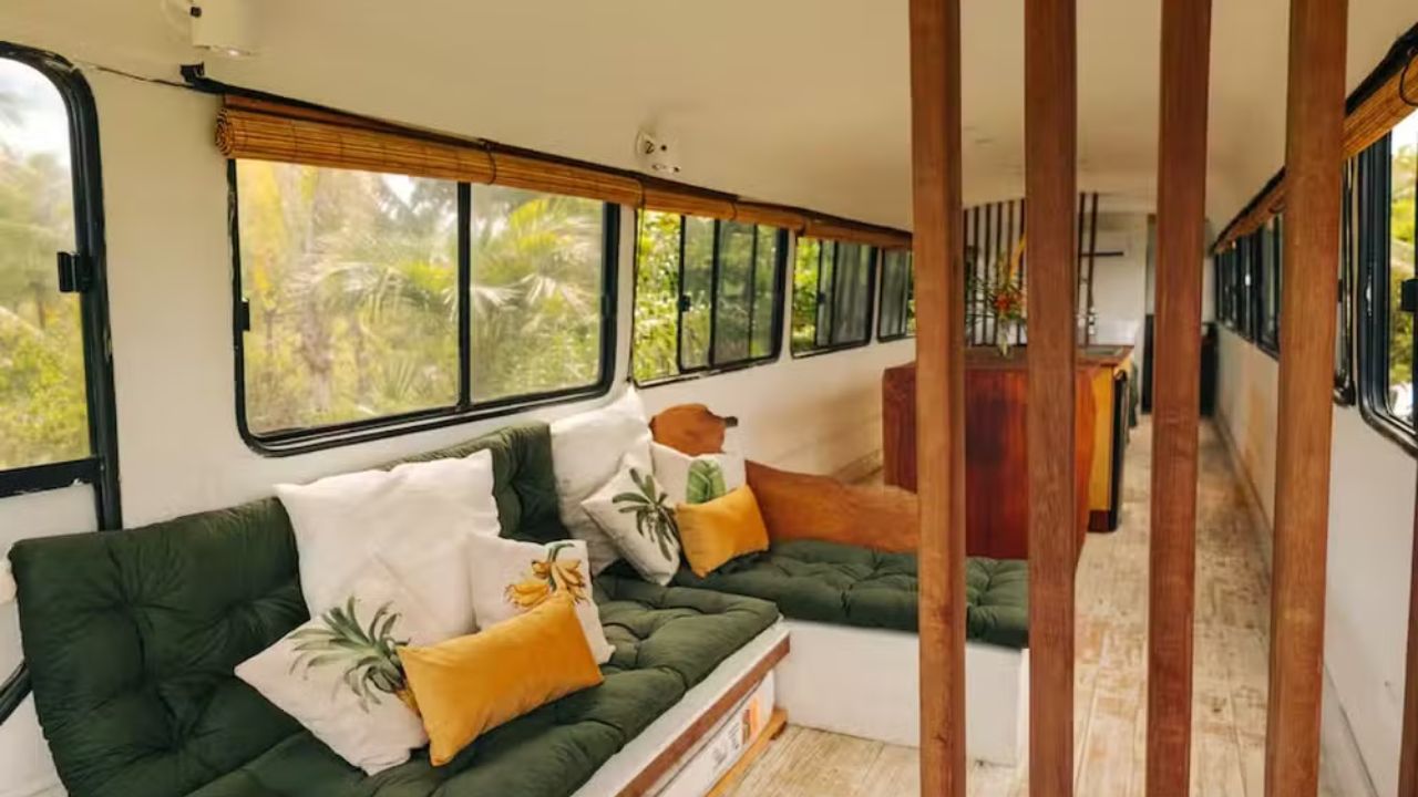 Pequeno por fora, surpreendente por dentro: ônibus adaptado vira hospedagem de design no litoral baiano