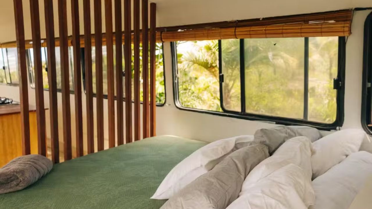 Pequeno por fora, surpreendente por dentro: ônibus adaptado vira hospedagem de design no litoral baiano