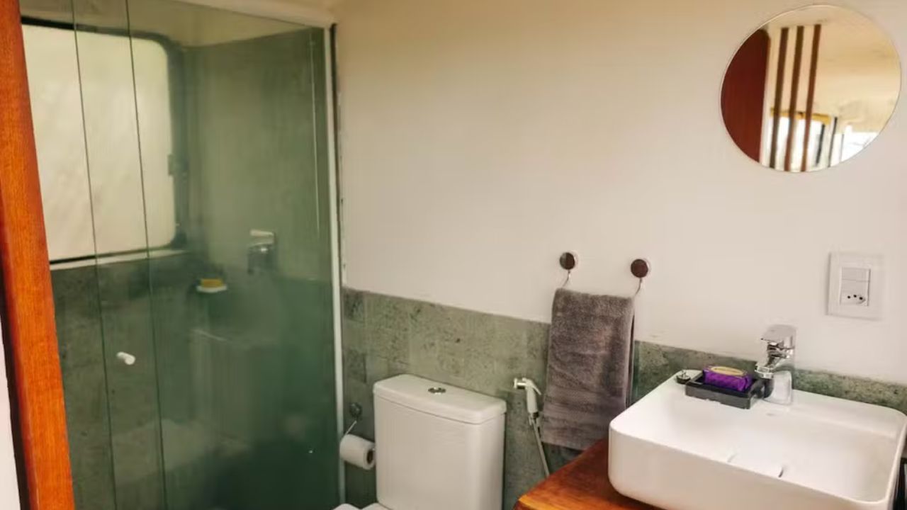 Pequeno por fora, surpreendente por dentro: ônibus adaptado vira hospedagem de design no litoral baiano