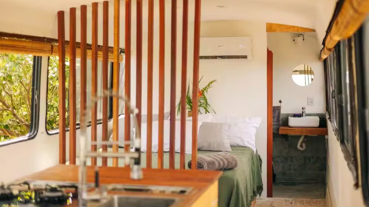 Pequeno por fora, surpreendente por dentro: ônibus adaptado vira hospedagem de design no litoral baiano