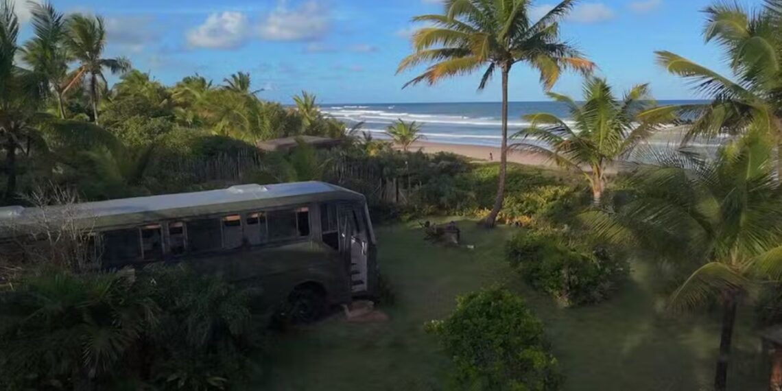 Pequeno por fora, surpreendente por dentro: ônibus adaptado vira hospedagem de design no litoral baiano