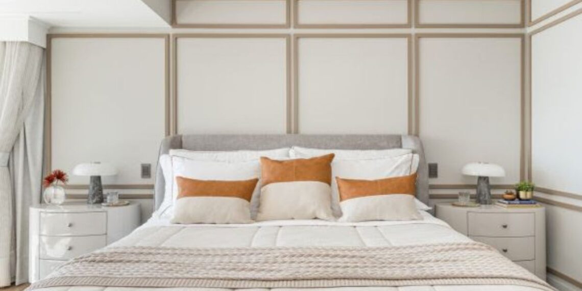 Para a arquiteta Ana Rozenblit, a cabeceira assume protagonismo ao associar estética, conforto e personalidade | Projeto Spaço Interior | Fotos: Kadu Lopes