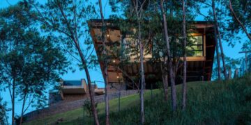 Casa CLV em Cajamar: o projeto do Cornetta Arquitetura que usa madeira laminada colada para flutuar sobre o terreno
