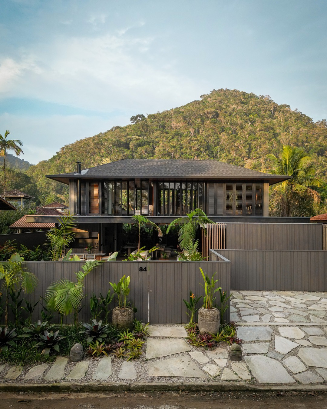 Arquitetura tropical contemporânea redefine o morar em casa de 260 m² cercada pela Mata Atlântica