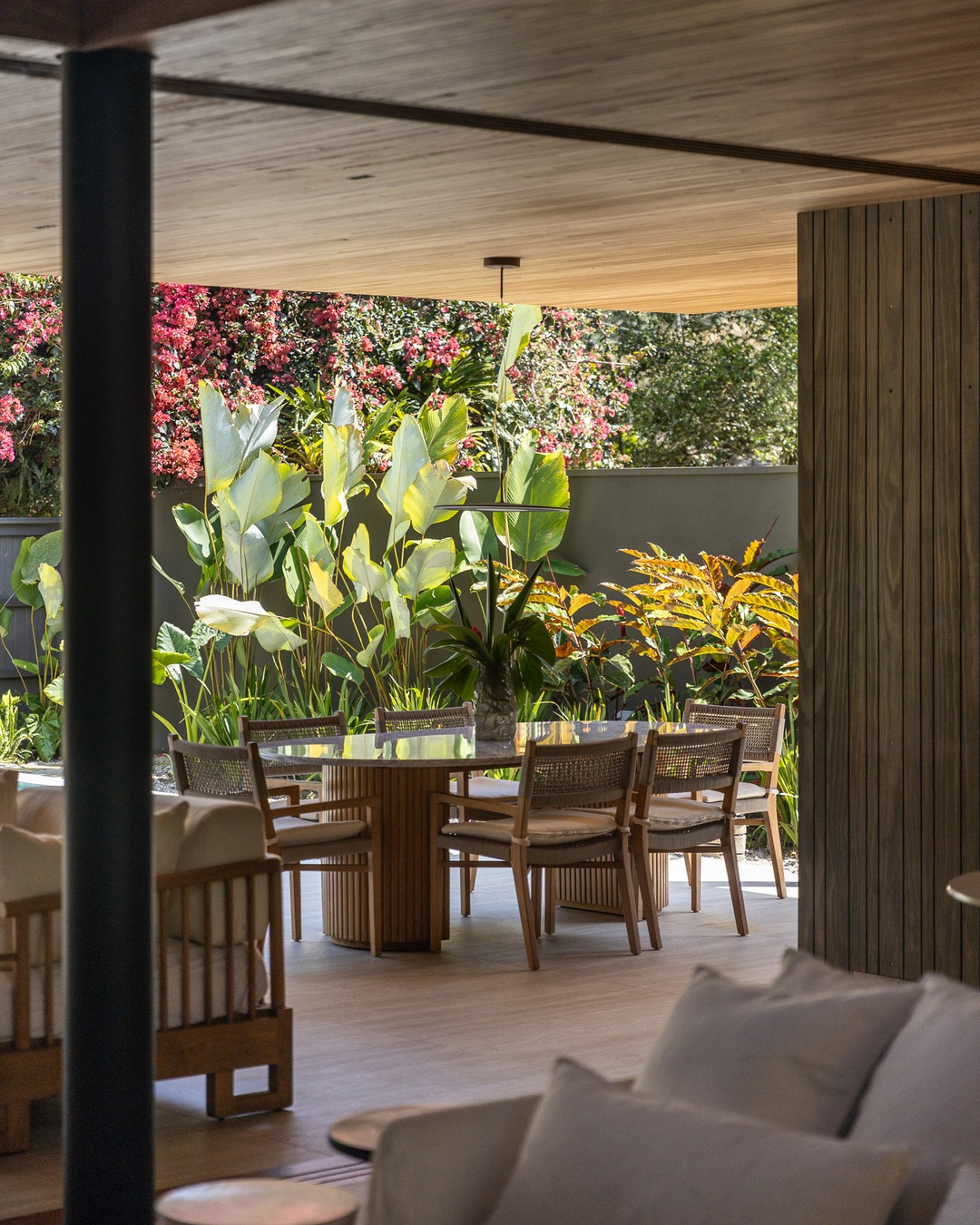 Arquitetura tropical contemporânea redefine o morar em casa de 260 m² cercada pela Mata Atlântica