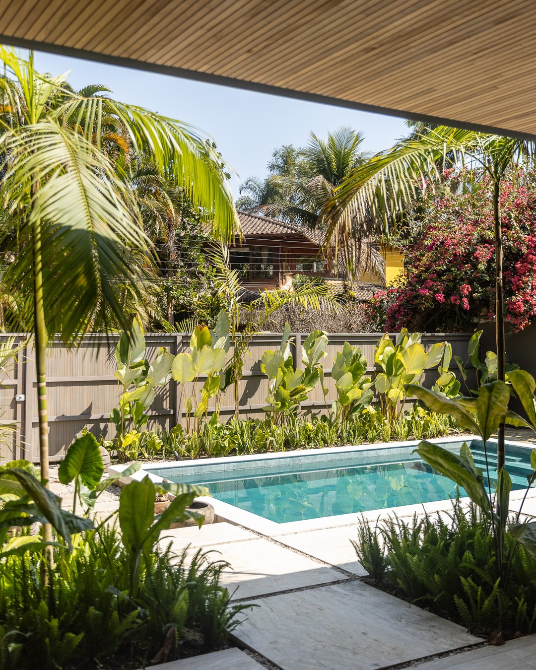 Arquitetura tropical contemporânea redefine o morar em casa de 260 m² cercada pela Mata Atlântica