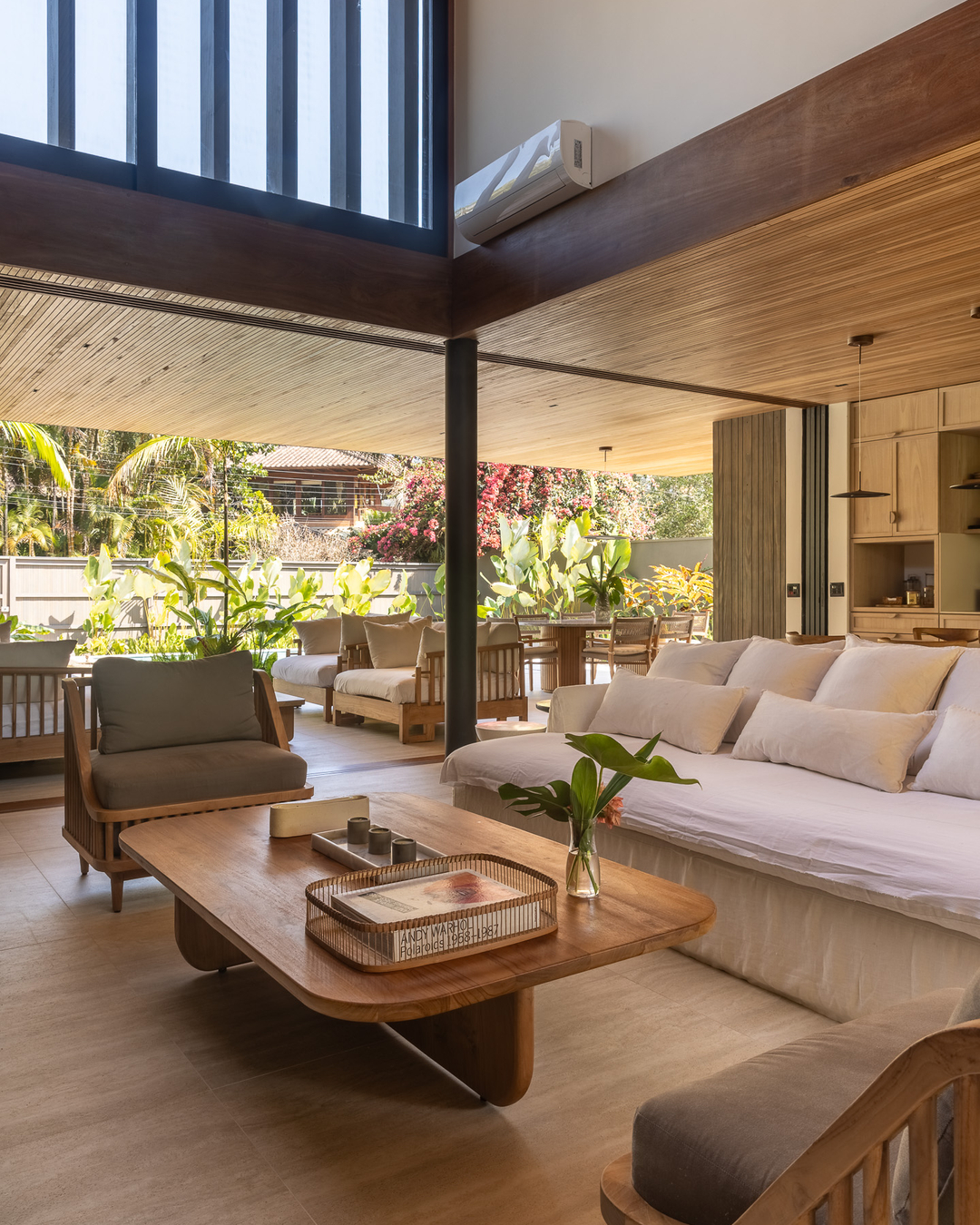 Arquitetura tropical contemporânea redefine o morar em casa de 260 m² cercada pela Mata Atlântica