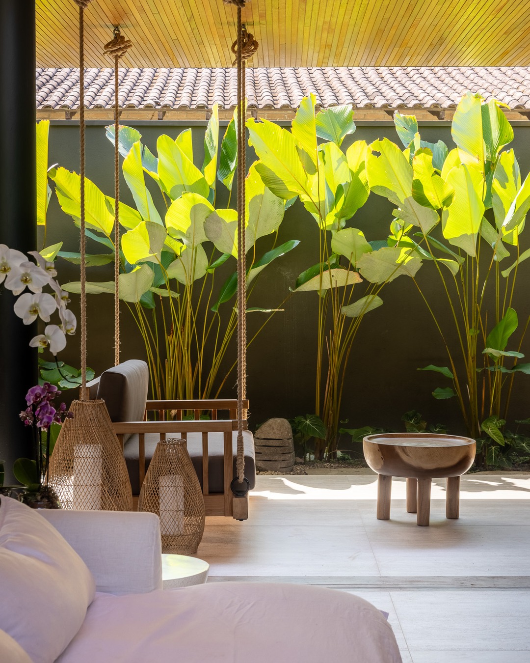 Arquitetura tropical contemporânea redefine o morar em casa de 260 m² cercada pela Mata Atlântica