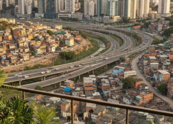 Cidades para quem? A arquitetura entre o desenho técnico e a luta pelo direito ao território