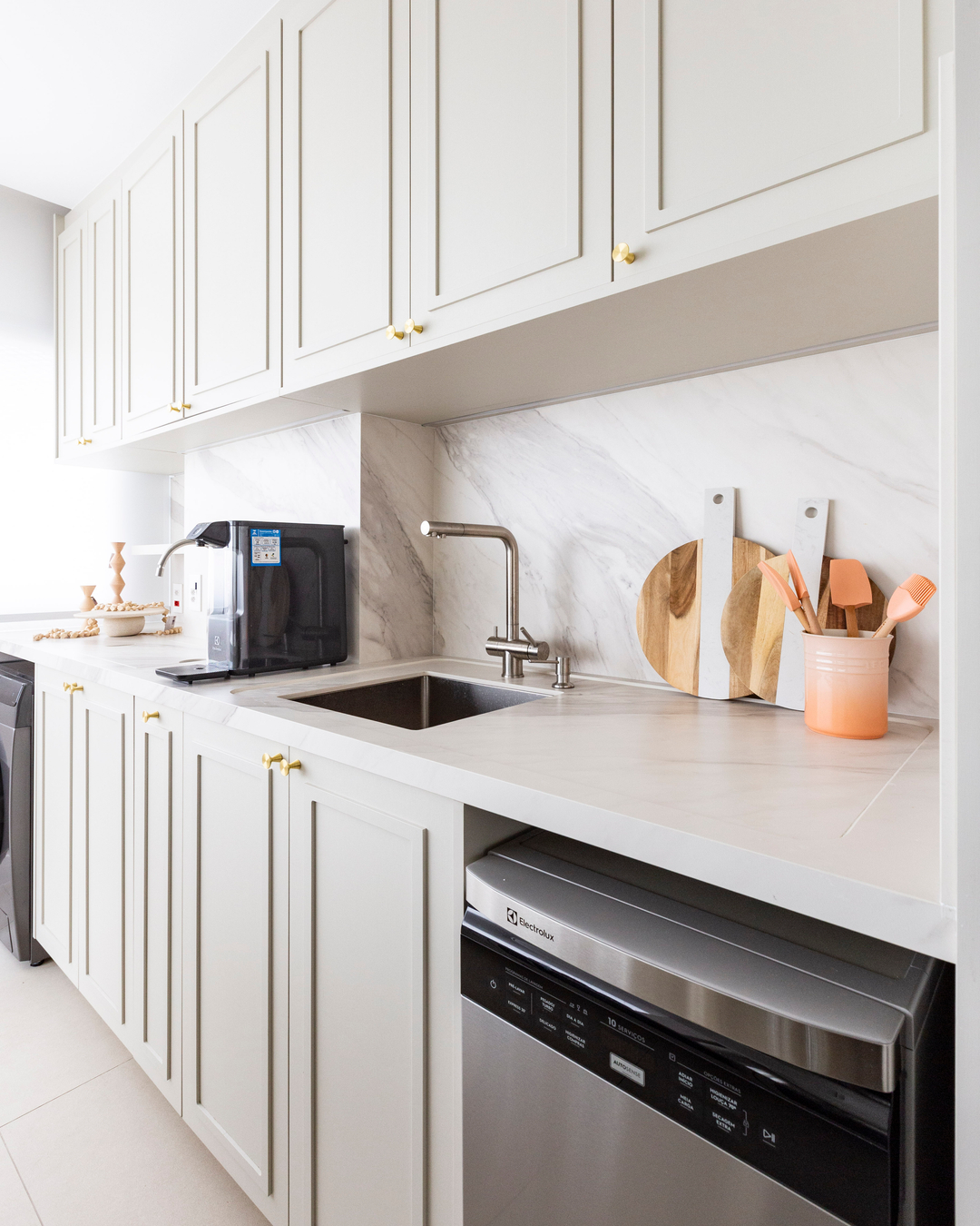 Cloud Dancer é a protagonista deste apartamento de 60 m² em Moema