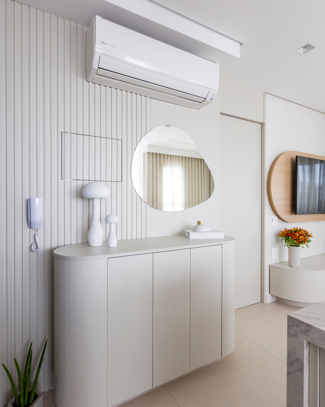 Cloud Dancer é a protagonista deste apartamento de 60 m² em Moema