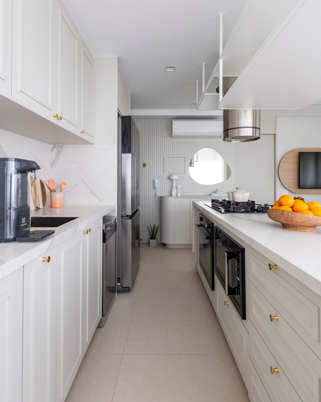 Cloud Dancer é a protagonista deste apartamento de 60 m² em Moema