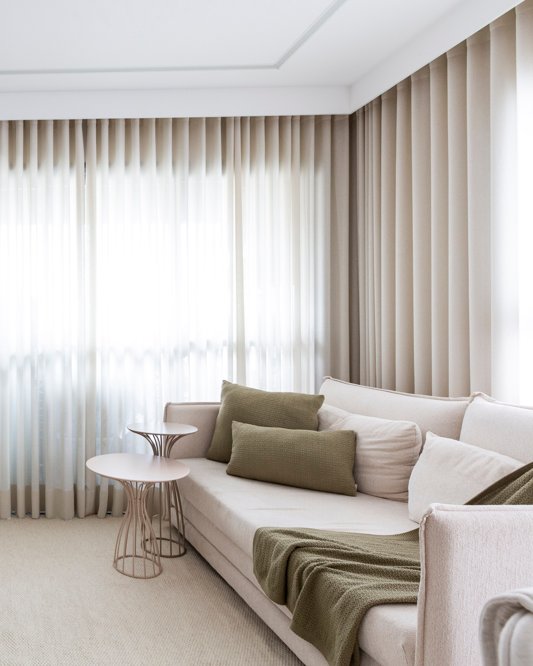 Cloud Dancer é a protagonista deste apartamento de 60 m² em Moema