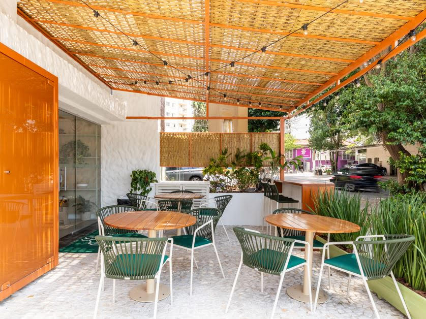 Cobertura para áreas externas: como escolher o sistema ideal para luz natural, ventilação e proteção eficiente