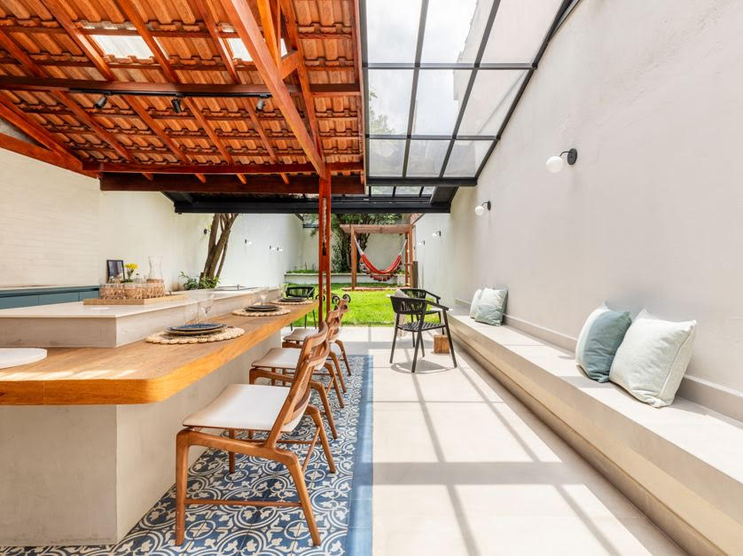 Cobertura para áreas externas: como escolher o sistema ideal para luz natural, ventilação e proteção eficiente