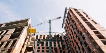 Construção civil muda de rota: acordos globais e novas práticas que estão descarbonizando obras e cidades