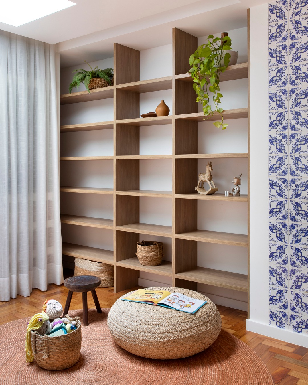 Reforma de apartamento prioriza espaços livres e integração total da área social