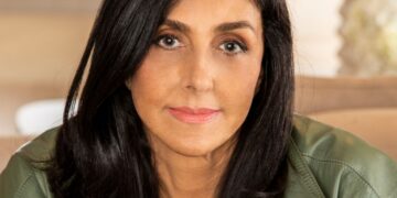 À frente de seu escritório homônimo, a arquiteta Denise Barretto retorna à mostra para celebrar seus 30 anos de participação na Mostra Artefacto e também os 50 anos da marca | Foto: Rômulo Fialdini