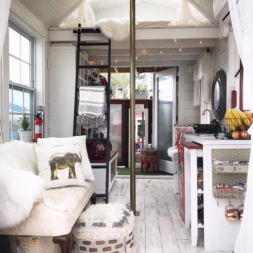 Minicasa temática transforma quartel de bombeiros em experiência de hospedagem imersiva