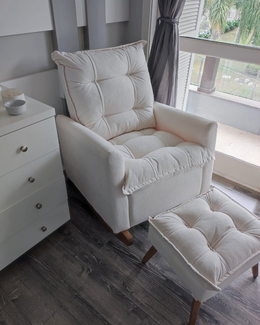 Poltrona de amamentação: como escolher o modelo ideal e integrar ao décor do quarto do bebê