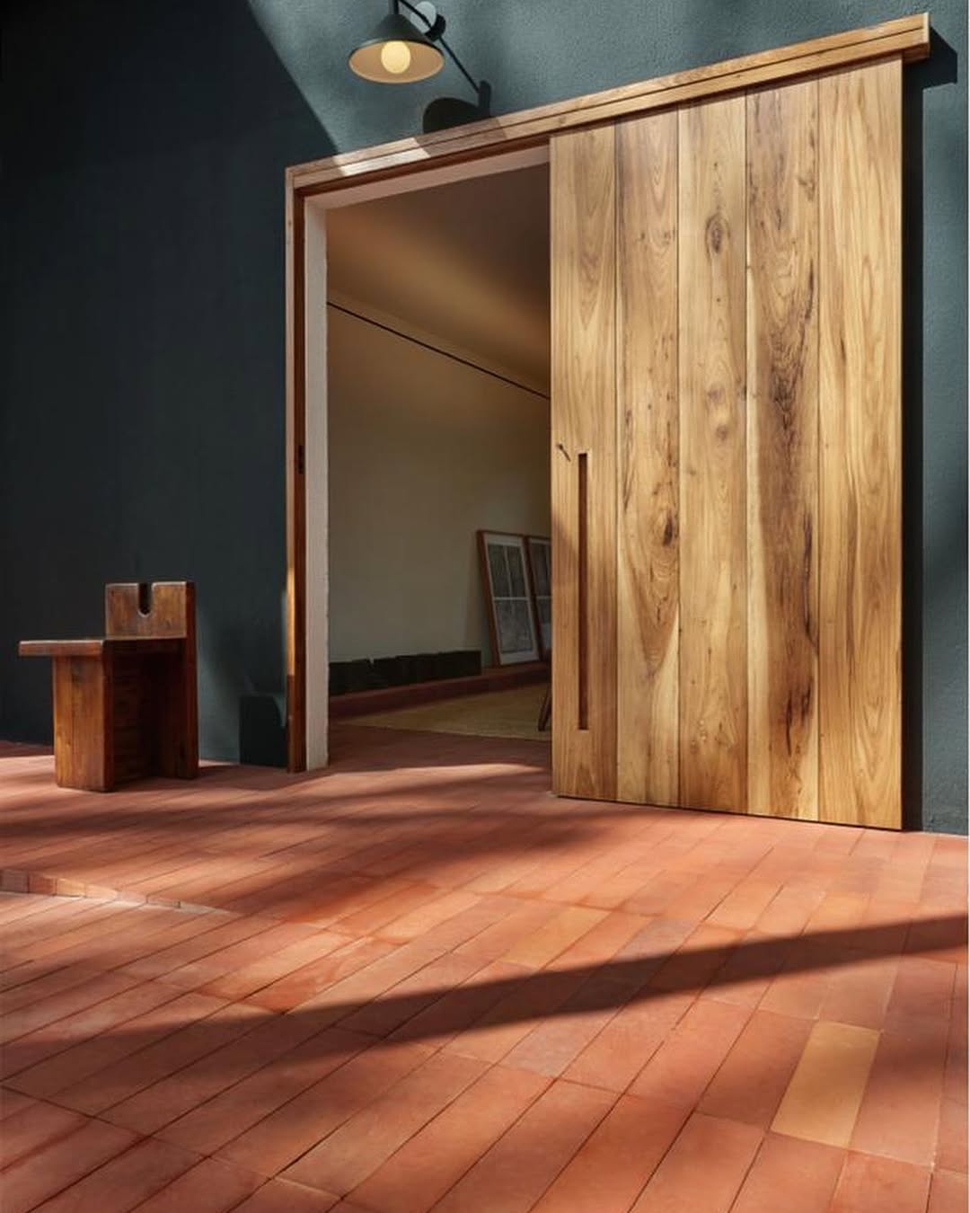 Quer integrar ambientes? A porta de correr de madeira pode ser a solução — se bem planejada