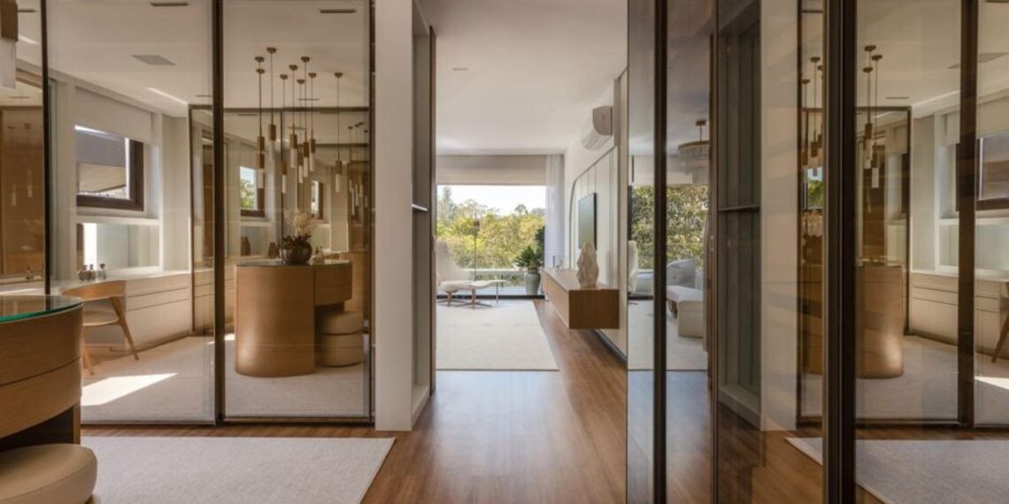 Com a tecnologia refletiva, o vidro reflecta se conecta ao projeto pela percepção na luz e as experiências sensorial dos ambientes, conforme percebido neste closet projetado pelos arquitetos Mariana Meneghisso e Alexandre Pasquotto | Projeto Meneghisso & Pasquotto Arquitetura | Foto: JP Image