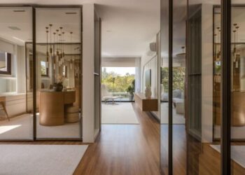 Com a tecnologia refletiva, o vidro reflecta se conecta ao projeto pela percepção na luz e as experiências sensorial dos ambientes, conforme percebido neste closet projetado pelos arquitetos Mariana Meneghisso e Alexandre Pasquotto | Projeto Meneghisso & Pasquotto Arquitetura | Foto: JP Image