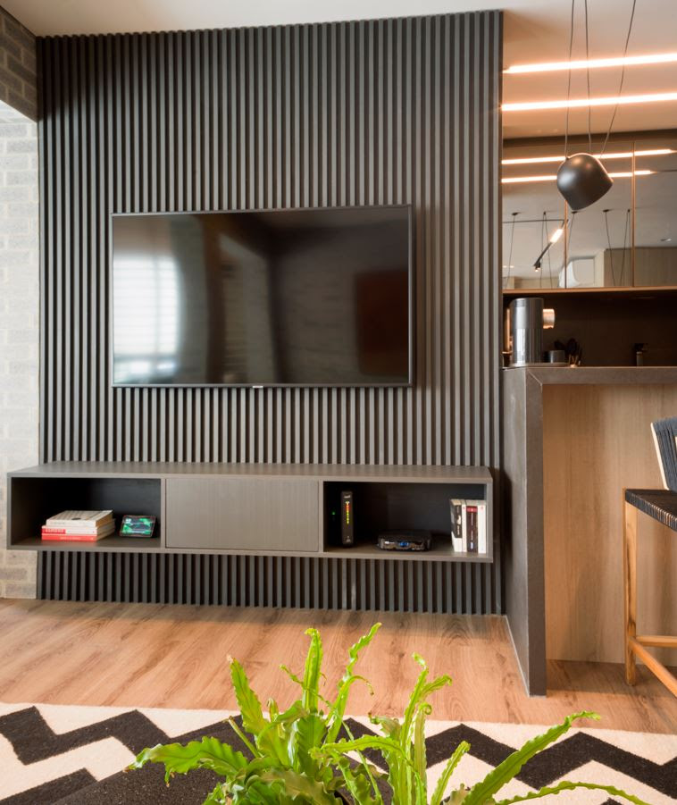 Reforma de apartamento de 60 m² em São Paulo aposta em madeira e linguagem masculina contemporânea