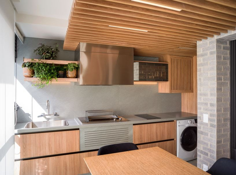 Reforma de apartamento de 60 m² em São Paulo aposta em madeira e linguagem masculina contemporânea