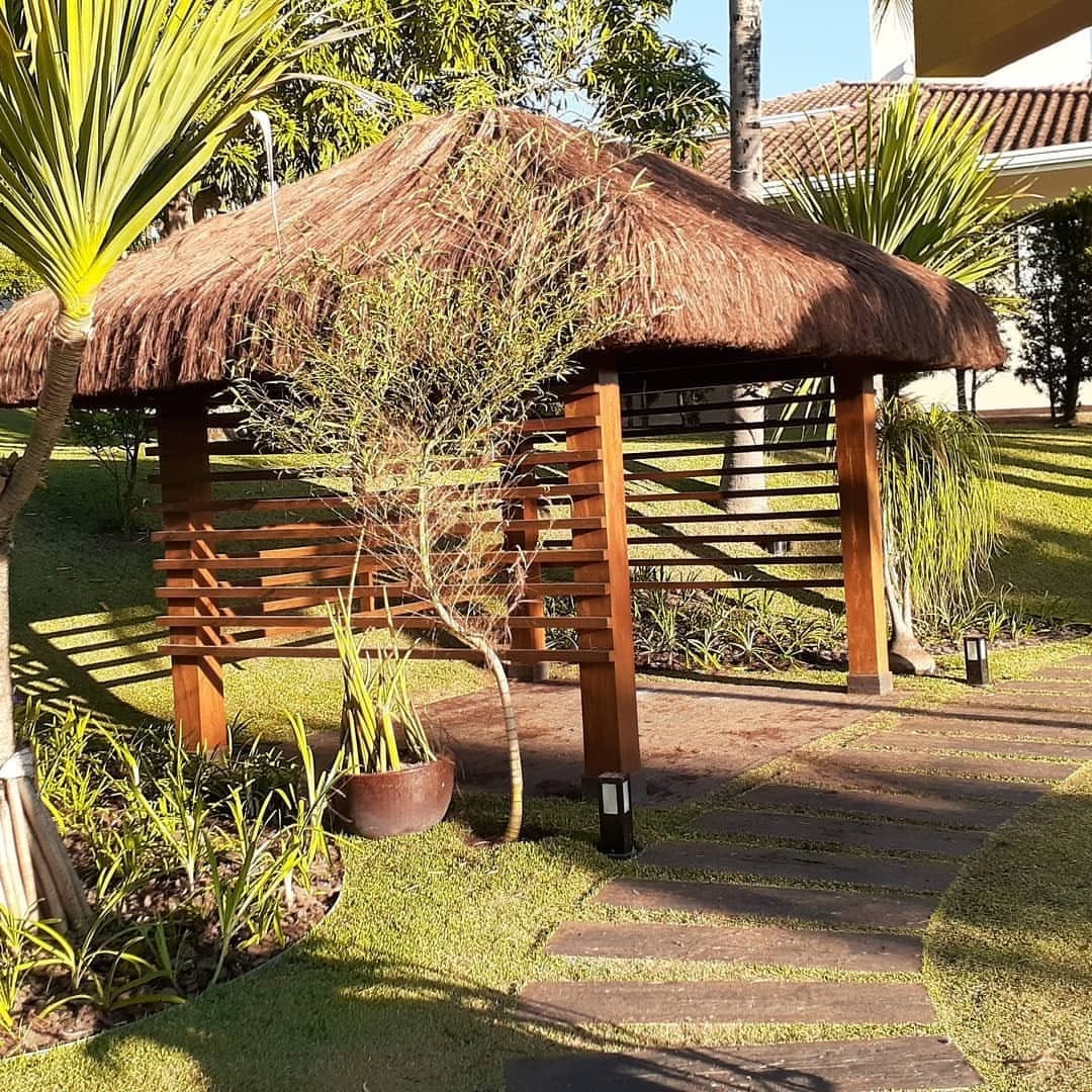 Telhado de piaçava na arquitetura: como funciona, quanto dura e quando vale a pena investir