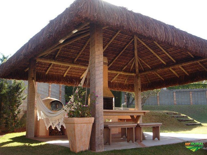 Telhado de piaçava na arquitetura: como funciona, quanto dura e quando vale a pena investir