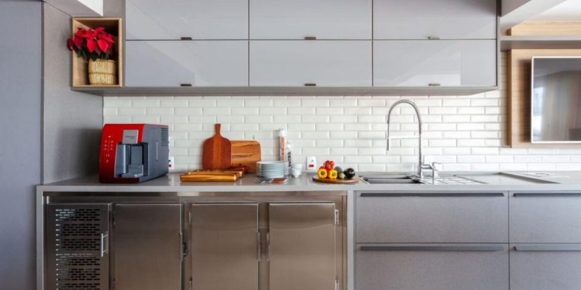 Nesta área gourmet, as arquitetas Paula Passos e Danielle Dantas executaram uma área integrada, com paleta unificada e o acabamento inox em destaque, no estilo profissional. A torneira modelo gourmet completa o espaço | Projeto Dantas & Passos Arquitetura | Foto: Maura Mello