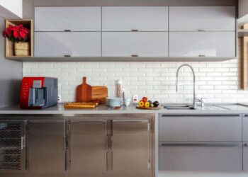 Nesta área gourmet, as arquitetas Paula Passos e Danielle Dantas executaram uma área integrada, com paleta unificada e o acabamento inox em destaque, no estilo profissional. A torneira modelo gourmet completa o espaço | Projeto Dantas & Passos Arquitetura | Foto: Maura Mello