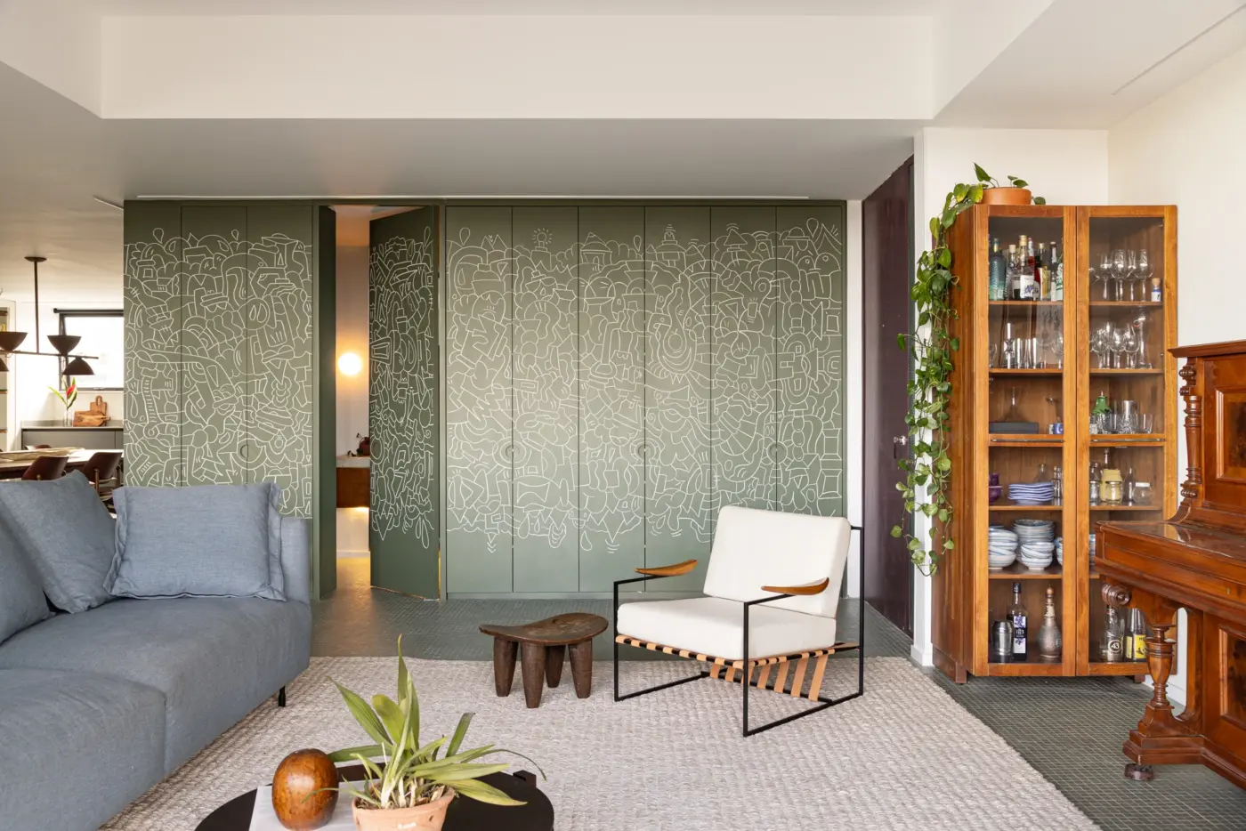 Apartamento em Brasília recupera identidade modernista e transforma planta fechada em espaço fluido e acolhedor