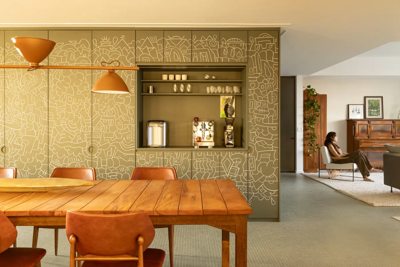 Apartamento em Brasília recupera identidade modernista e transforma planta fechada em espaço fluido e acolhedor