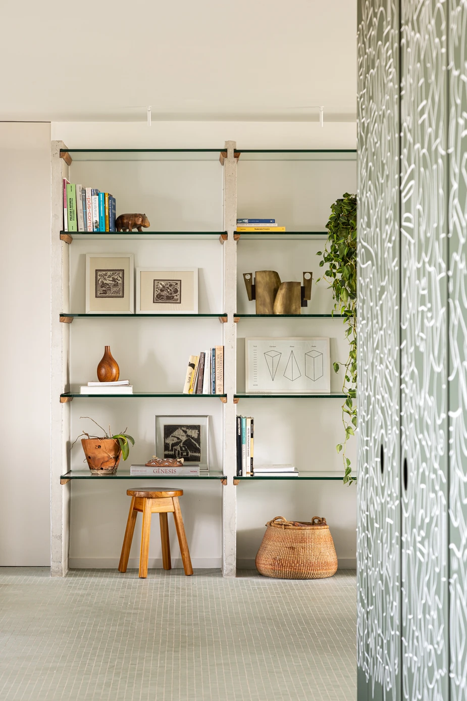 Apartamento em Brasília recupera identidade modernista e transforma planta fechada em espaço fluido e acolhedor