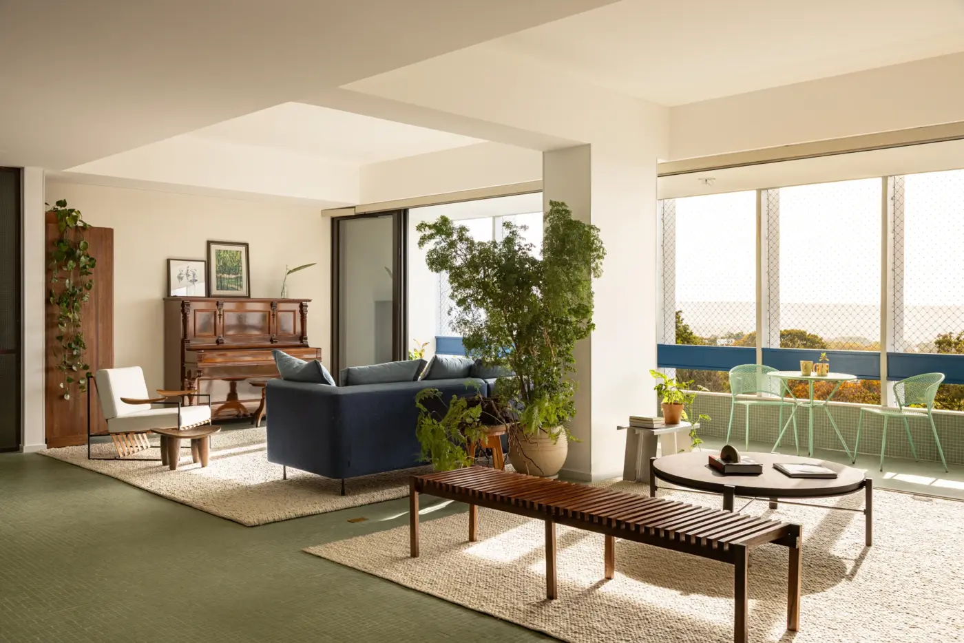 Apartamento em Brasília recupera identidade modernista e transforma planta fechada em espaço fluido e acolhedor