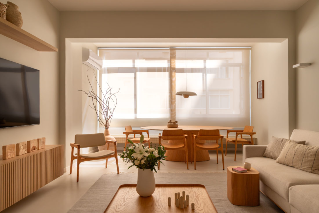 Branco, madeira clara e cozinha integrada: como um apê de três quartos em Ipanema ganhou alma escandinava