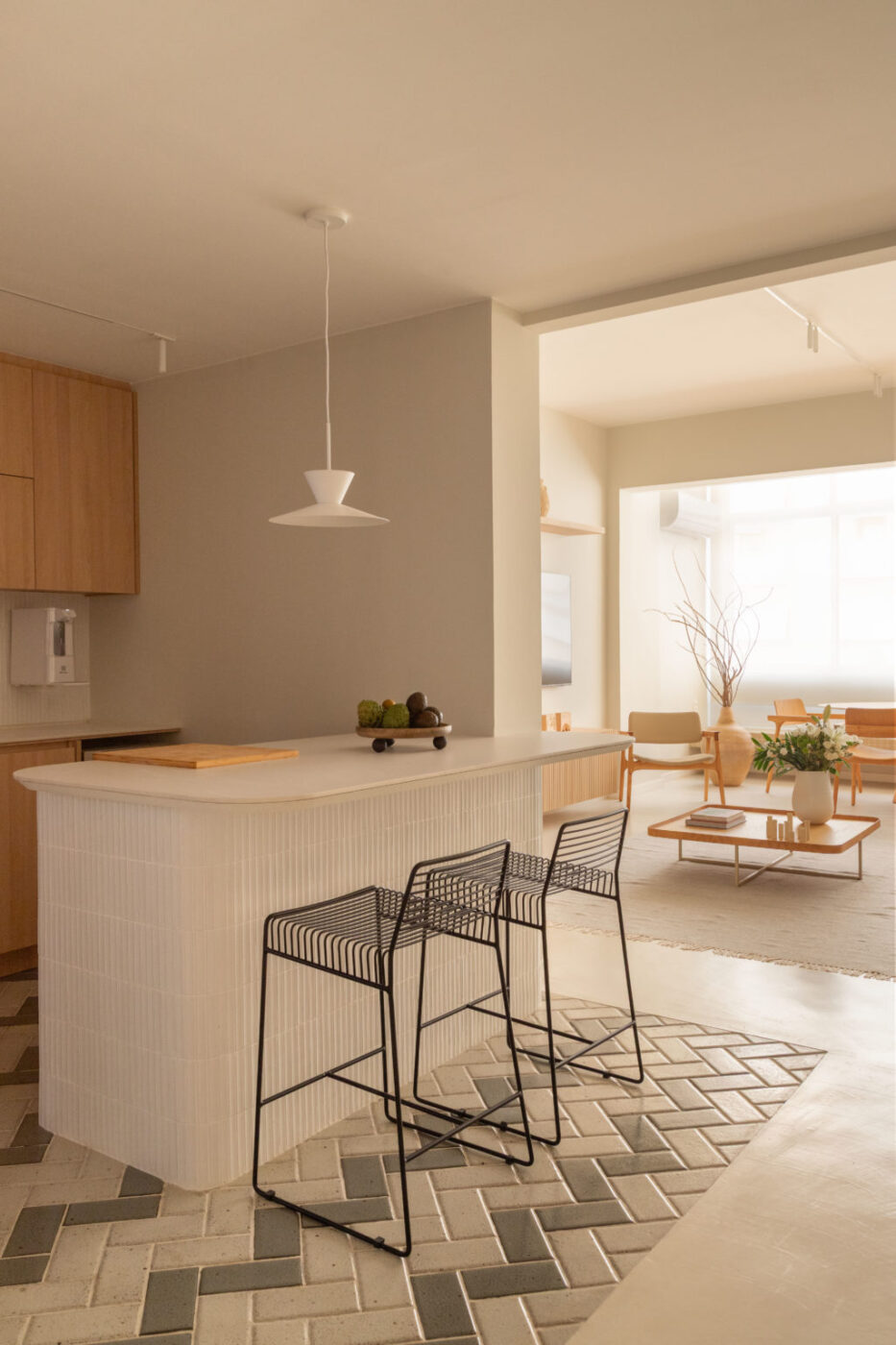 Branco, madeira clara e cozinha integrada: como um apê de três quartos em Ipanema ganhou alma escandinava
