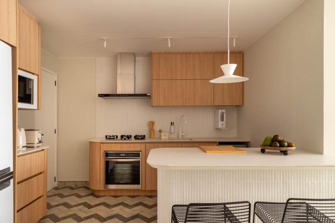 Branco, madeira clara e cozinha integrada: como um apê de três quartos em Ipanema ganhou alma escandinava